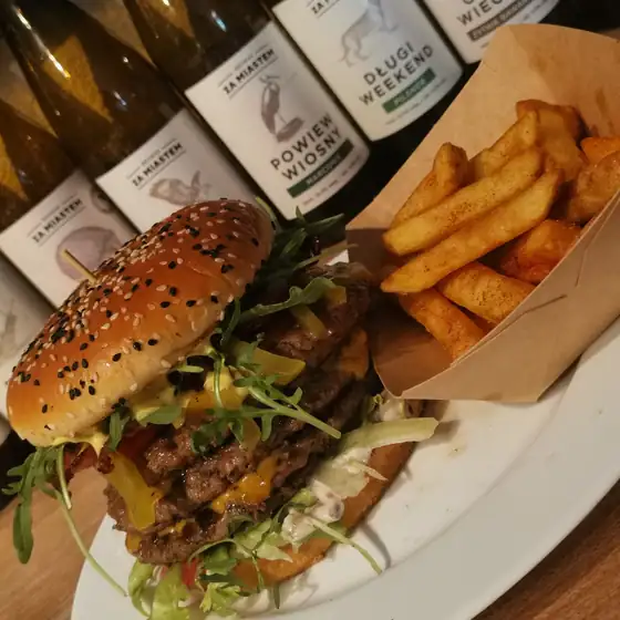 Burger i butelki z lodówki
