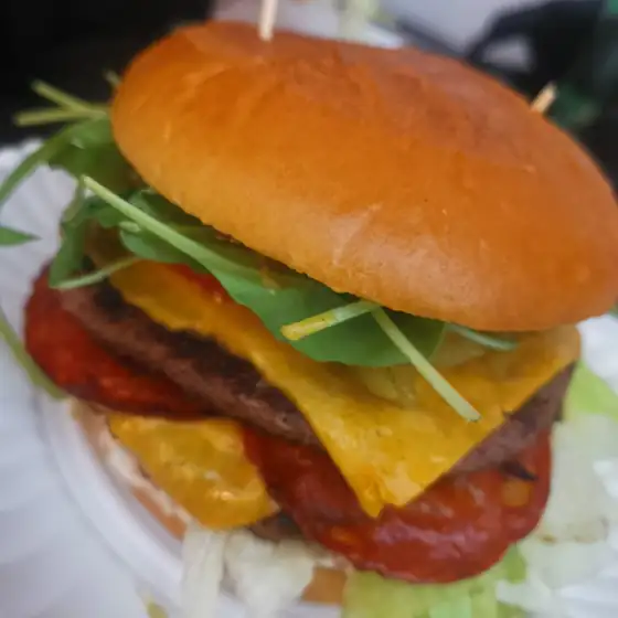 Burger z cheddarem