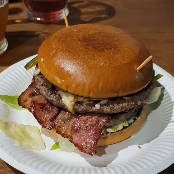 Burger z bekonem