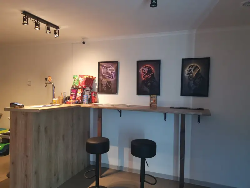 Bar z kranem w środku