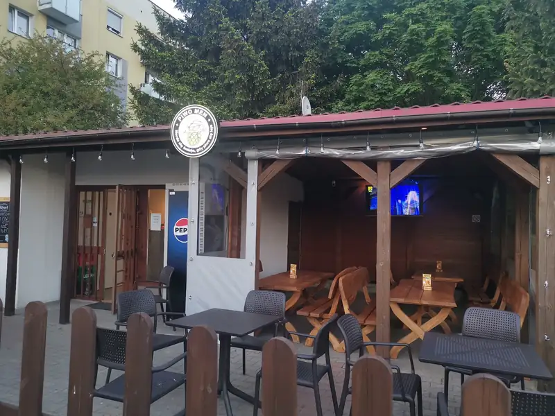 Ogródek pod drewnianym zadaszeniem